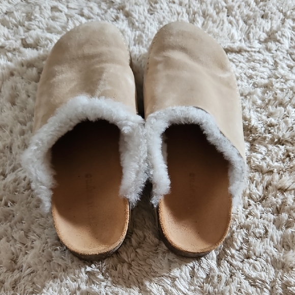 Jenni Kayne Tan Suede Mules with White Fur Trim - Picture 3 of 6
